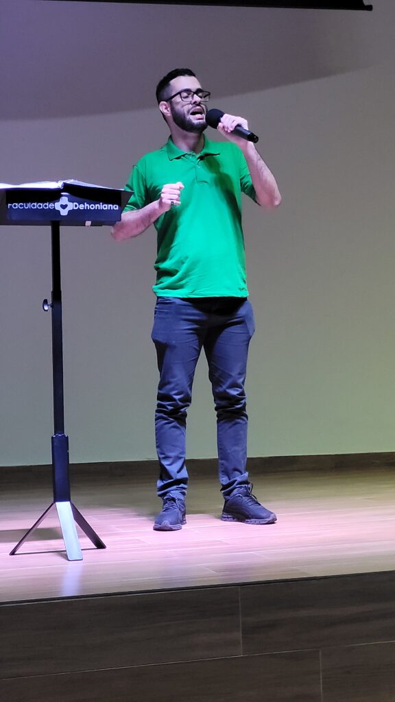 20250617_194822-6-576x1024 🎶 Emoção e talento marcaram o Recital "Mosaico Cantante" no auditório da Faculdade Dehoniana