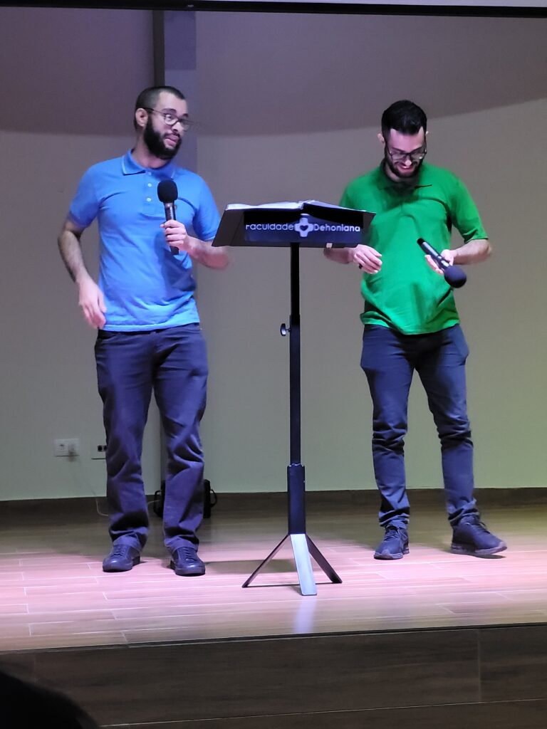 20250617_194828-768x1024 🎶 Emoção e talento marcaram o Recital "Mosaico Cantante" no auditório da Faculdade Dehoniana