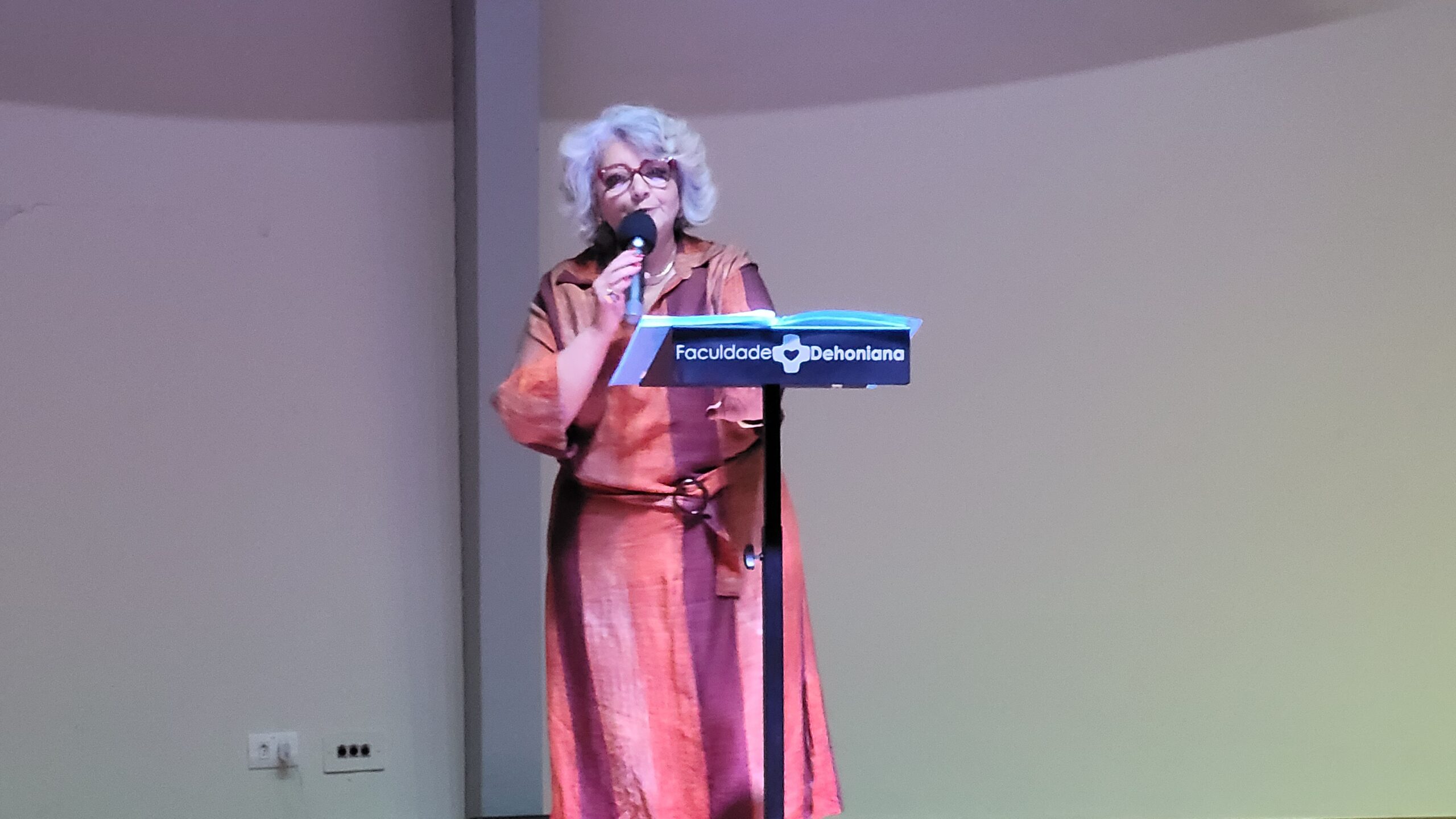 20250617_195435-4-scaled 🎶 Emoção e talento marcaram o Recital "Mosaico Cantante" no auditório da Faculdade Dehoniana