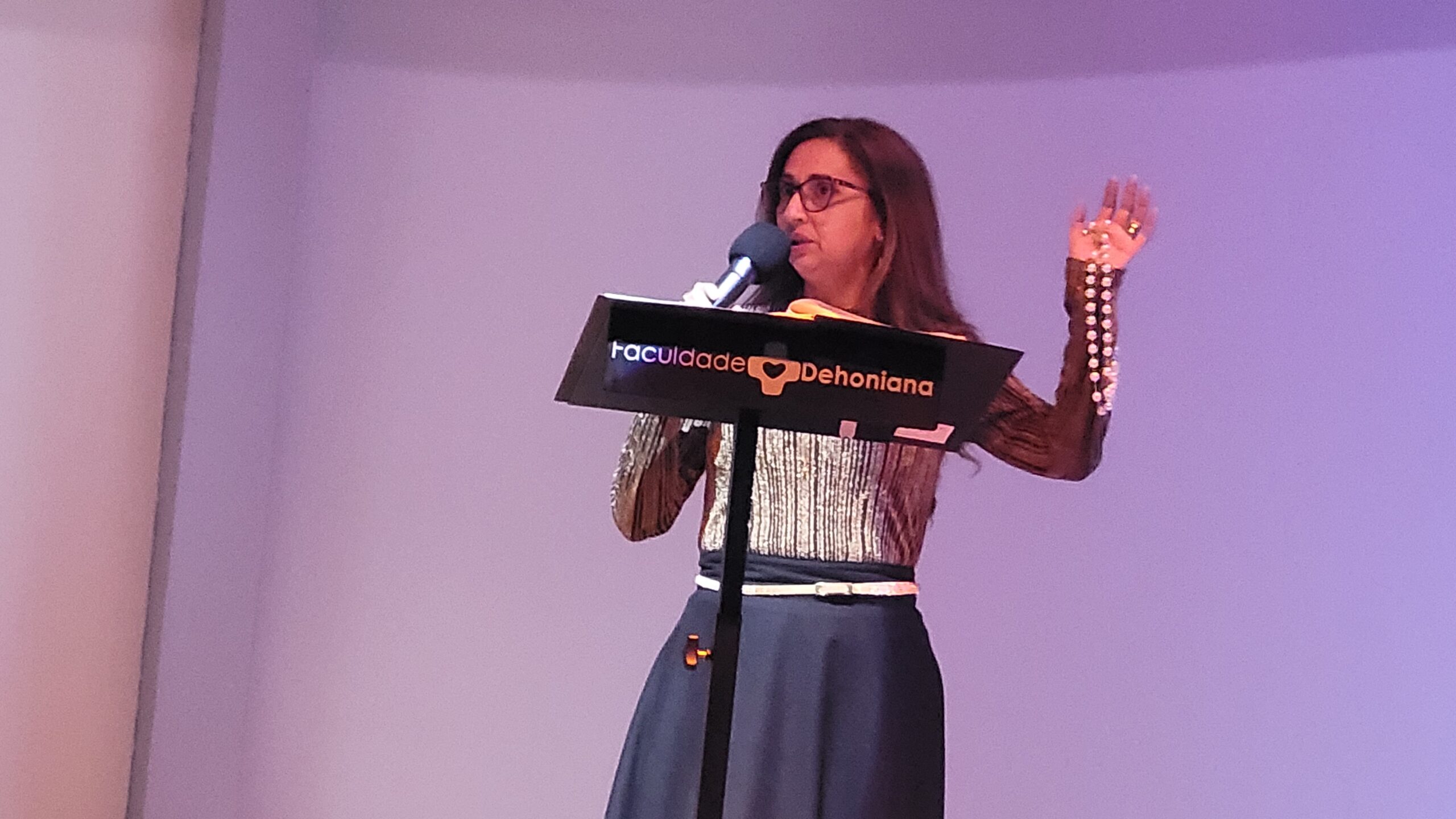 20250617_203933-5-scaled 🎶 Emoção e talento marcaram o Recital "Mosaico Cantante" no auditório da Faculdade Dehoniana